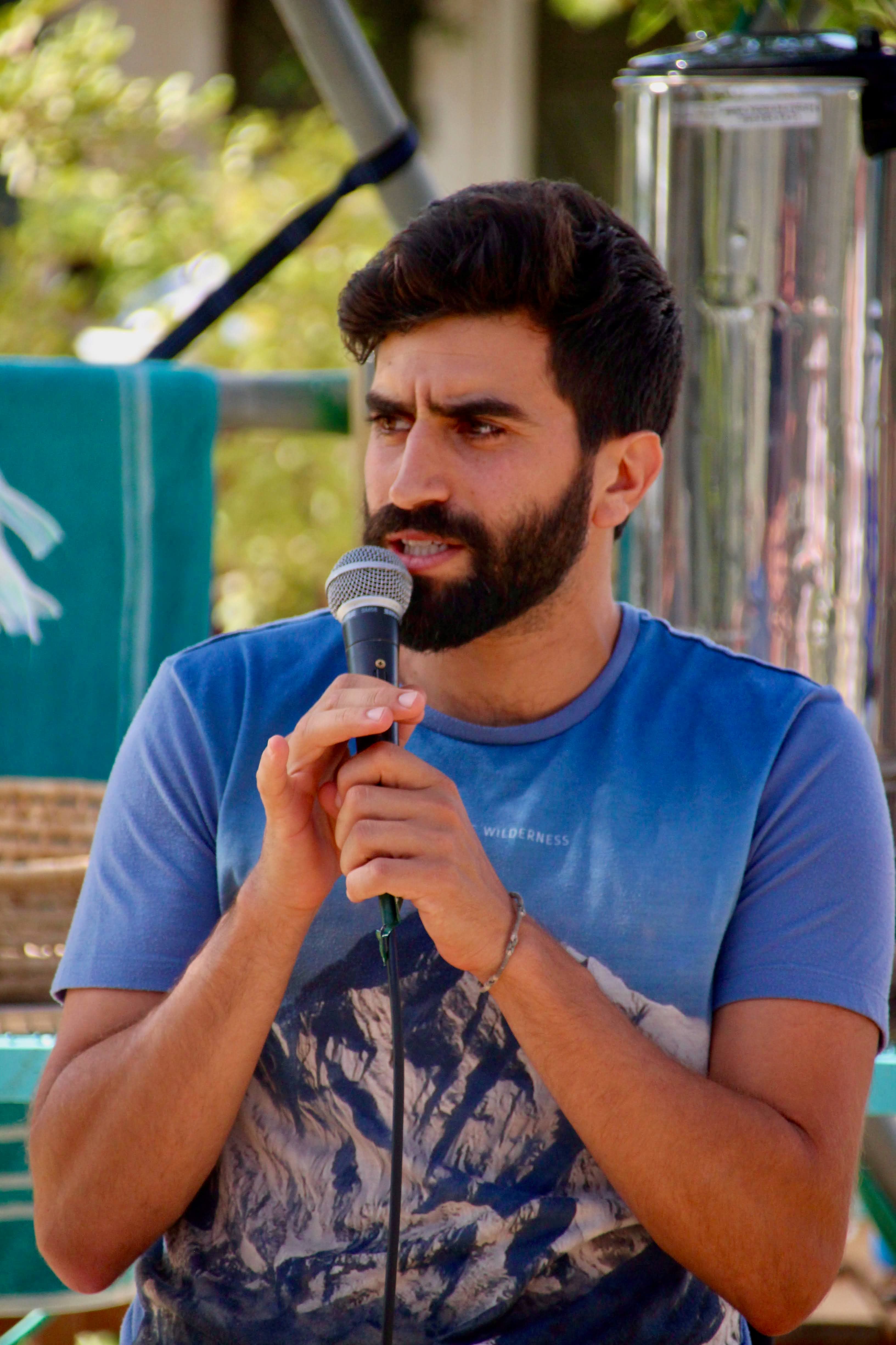 רותם עם מיקרופון בטבע